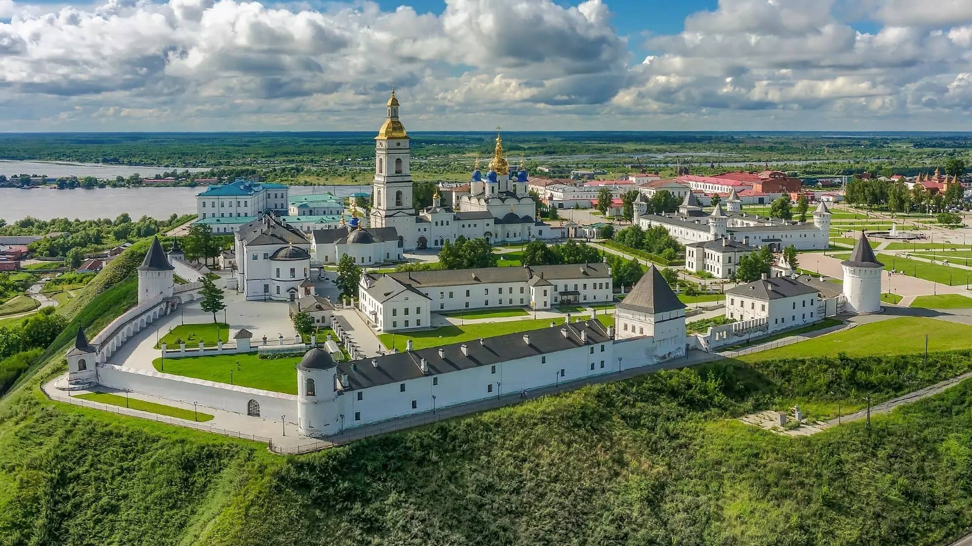 Тобольский кремль, деревянная крепость в селе Абалак и тематический парк «Тобол» оставят яркие впечатления от визита в древнюю столицу Сибири